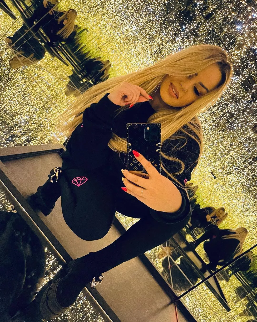 Gorące zdjęcie Pauli Karpowicz trafiło do sieci! Gwiazda disco polo odważnie odsłoniła biust, rozgrzewając fanów do czerwoności! Zobaczcie sami!